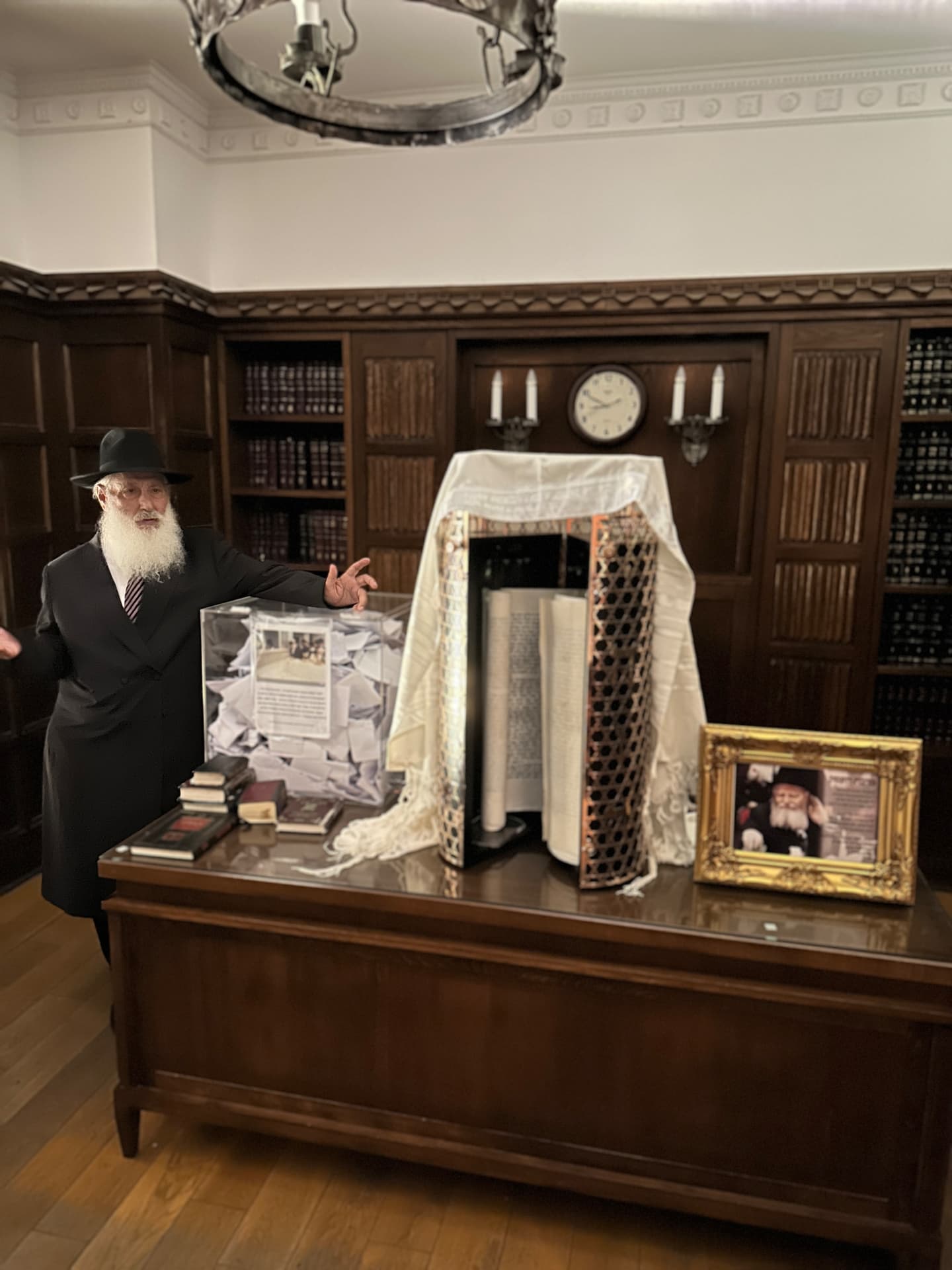 Hachnasat Sefer Torah, Kfar Chabad